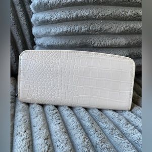 NWOT A new day wallet